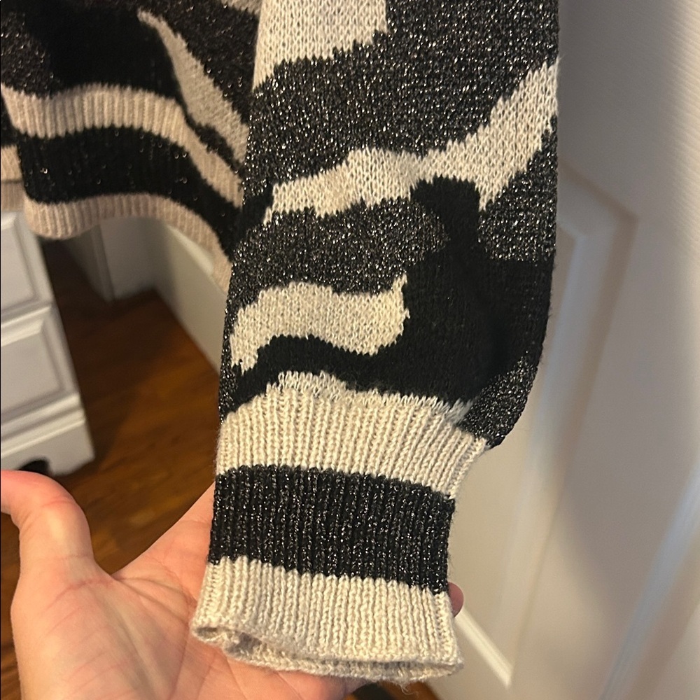 NWT Nine West V-Neck Sweater in Black and Cream  C - Picture 5 of 6